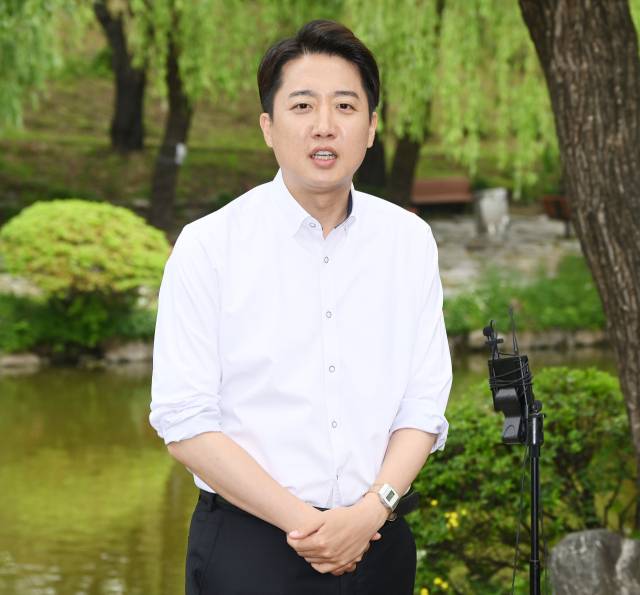 이준석 개혁신당 대선 후보가 22일 인천 미추홀구 인하대학교에서 학생들과 점심식사를 하기 전 김문수 국민의힘 대선 후보와의 단일화 등 현안에 관한 취재진 질의에 답하고 있다. 인천=오승현 기자