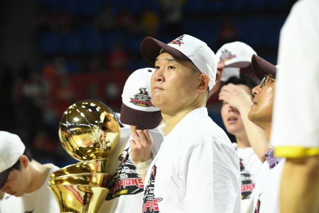 우승 세레머니에 앞서 생각에 잠긴 조상현 창원 LG 감독. 사진 제공=KBL