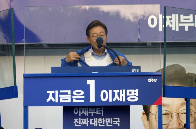 이재명 더불어민주당 대선 후보가 21일 자신의 지역구인 인천 계양구 계양역에서 연설하던 중 착용 중인 방탄복을 보이고 있다. 인천=오승현 기자