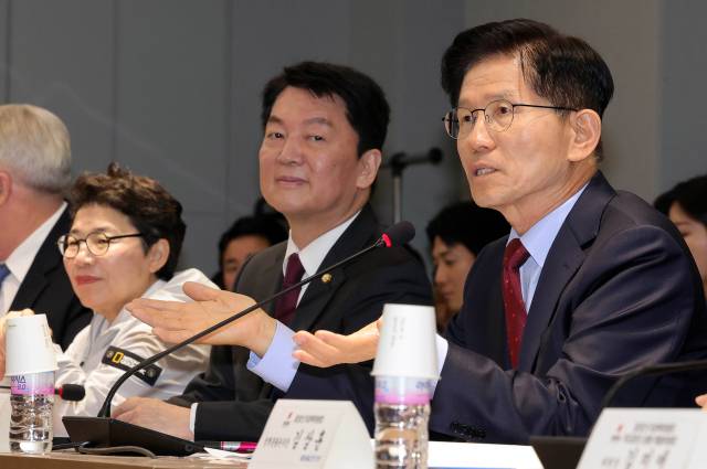 김문수 국민의힘 대선 후보가 22일 서울 용산구 대한의사협사에서 열린 의협회장단과 간담회에서 발언을 하고 있다. 성형주 기자