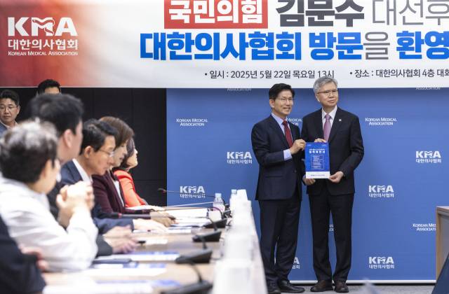 국민의힘 김문수 대선후보가 22일 서울 용산구 대한의사협회를 방문해 김택우 의사협회장에게 정책제안서를 전달받고 있다. 연합뉴스