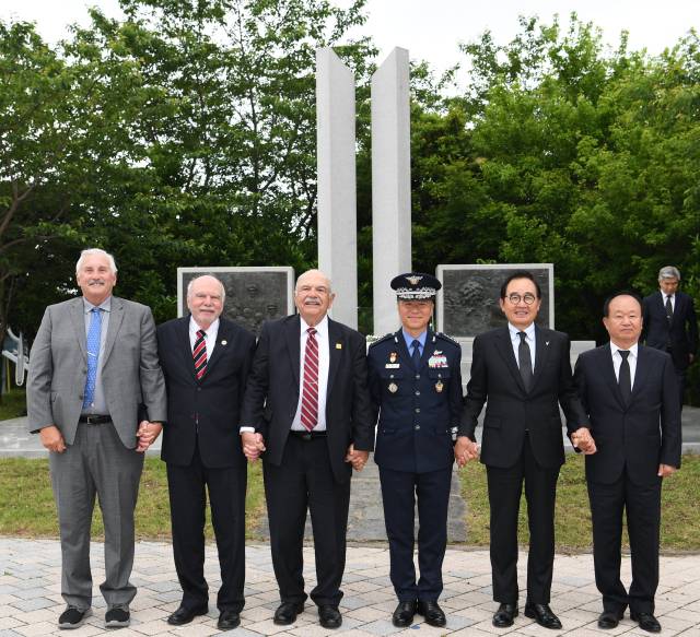 이영수(왼쪽 네 번째) 공군참모총장이 22일 제주 항공우주박물관에서 열린 고(故) 딘 헤스 미 공군 대령 10주기 추모식에 참석해 헤스 대령의 세 아들과 함께 기념 촬영을 하고 있다. 사진 제공=공군