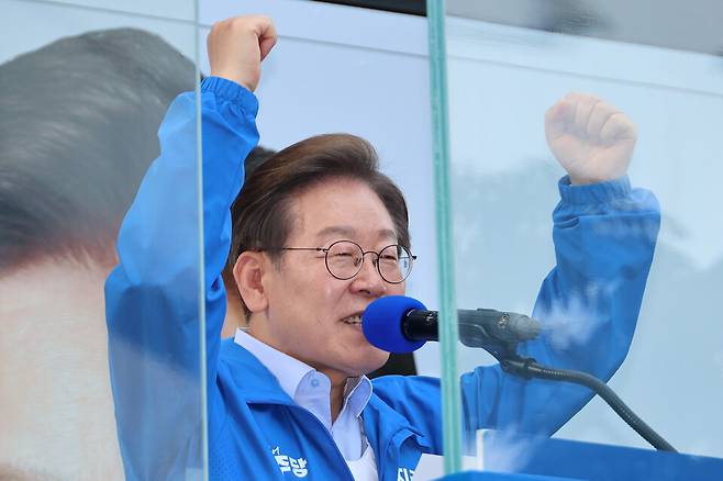 이재명 더불어민주당 대선 후보가 지난 21일 인천광역시 서구 청라동 유세에서 시민들에게 지지를 호소하고 있다. ⓒ연합뉴스