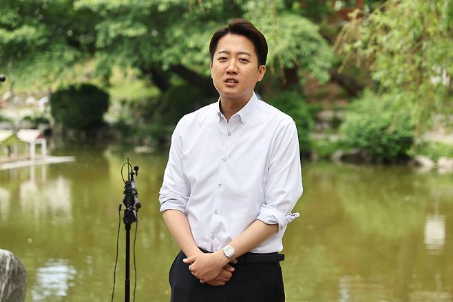 이준석 개혁신당 대선 후보가 22일 '학식먹자 이준석' 행사가 열린 인천 미추홀구 인하대학교에서 취재진 질문에 답하고 있다. ⓒ연합뉴스