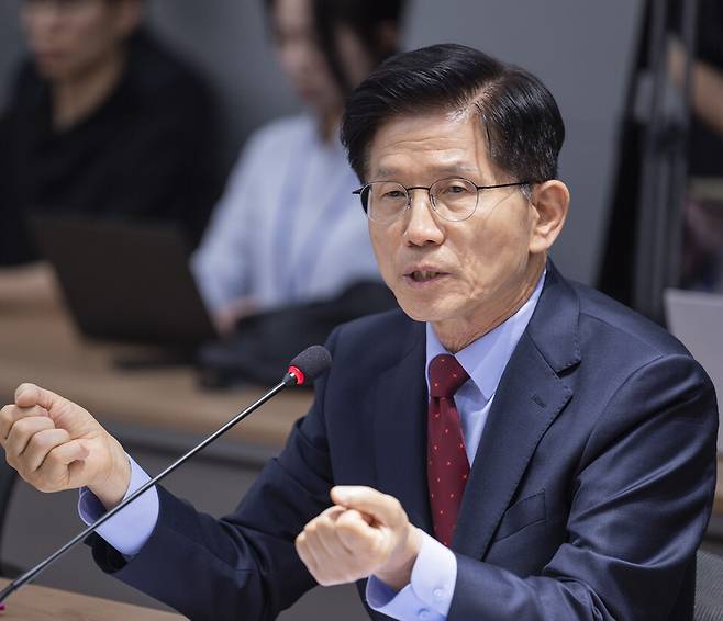 김문수 국민의힘 대선후보가 22일 서울 용산구 대한의사협회를 방문해 김택우 의사협회장을 비롯한 회장단과 가진 간담회에서 의정갈등 해소에 대한 입장을 설명하고 있다. ⓒ연합뉴스