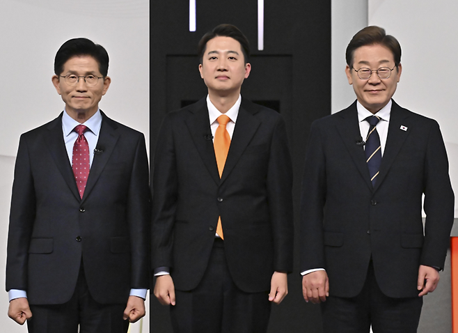 더불어민주당 이재명(오른쪽부터)·개혁신당 이준석·국민의힘 김문수 대선후보가 5월18일 서울 마포구 상암동 SBS 프리즘센터 스튜디오에서 열린 대선 후보 토론회에서 안보관을 두고 충돌했다. ⓒ연합뉴스