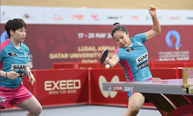 신유빈(오른쪽)이 2025세계탁구선수권대회 혼합복식에 이어 여자복식에서도 메달을 확보했다. 그는 유한나(왼쪽)와 22일(한국시간) 루사일스포츠아레나에서 벌어진 대회 6일째 여자복식 8강에서 오도 사쓰키-요코이 사쿠라에&nbsp;게임스코어 3-1 승리를 거뒀다. 사진제공│대한탁구협회