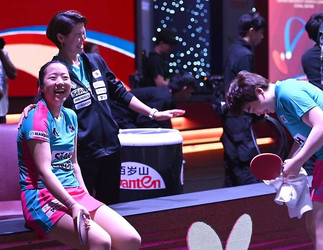 탁구국가대표팀 유한나(오른쪽)의 활약에 석은미 대표팀 감독(가운데)의 고민이 크게 줄었다. 유한나가 지금처럼 신유빈(왼쪽)과 찰떡호흡을 이어간다면 대표팀은 여자복식에서 강세를 이어갈 수 있다. 사진제공│대한탁구협회