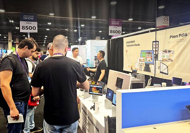 글로벌 바이어들이 제품 설명을 듣기 위해 대기 중인 모습