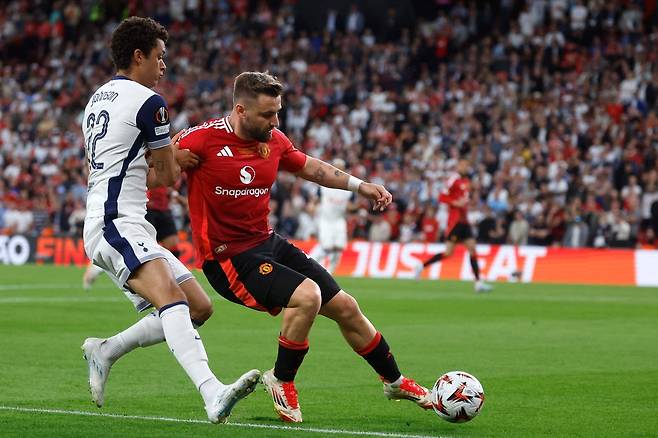 맨유 루크 쇼가 22일 유로파리그 결승전에서 토트넘 브레넌 존슨과 몸싸움을 하며 공을 지키고 있다. AFP연합뉴스