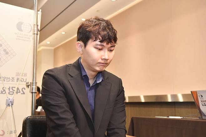 박정환 9단이 21일 경기도 광주 곤지암리조트에서 열린 제30회 LG배 16강 대국에서 신진서 9단과 대국하고 있다. 한국기원 제공