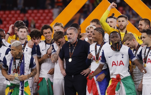 토트넘 선수들과 포스테코글루 감독이 22일 유로파리그 우승 후 시상식에서 함께 모여 기뻐하고 있다. 로이터연합뉴스