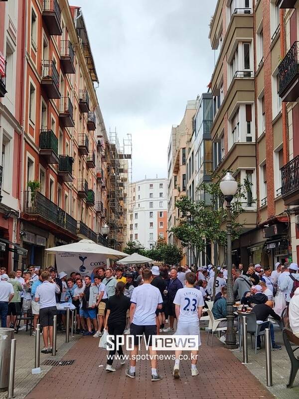 ▲ 토트넘 홋스퍼 팬들이 모여 있는 스페인 빌바오 내 펜 존과 시내 골목 선술집. 정말 시끄럽게 응원했다.