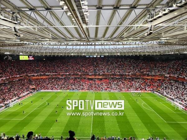 ▲ 남측 관중석을 가득 메운 토트넘 홋스퍼 팬들이 몸을 푸는 선수들을 보며 환호하고 있다.