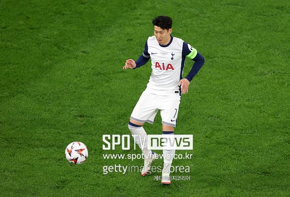 토트넘은 17년 만에 트로피를 품에 안았고, 손흥민은 10년 무관 설움을 털어냈다. 프리미어리그 17위로 최악의 시즌을 이어갔지만 유로파리그에서는 달랐다. 그들의 노력과 헌신이 만들어낸 이 결실은 단순한 승리를 넘어 하나의 역사로 기록될 것이다. 손흥민이 태극기를 휘날리며 눈물을 흘린 이 밤, 그 장면은 영원히 토트넘 팬들의 가슴속에 남을 것이다.