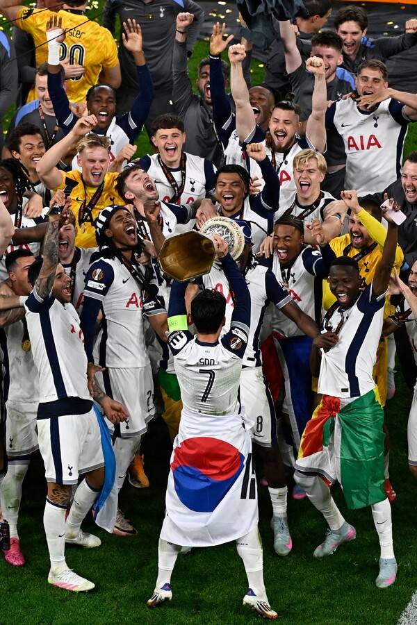 ▲ 손흥민이 드디어 우승컵을 품었다. ⓒ연합뉴스/AFP/AP
