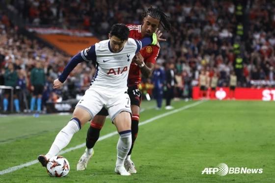 볼 경합 펼치는 손흥민. /AFPBBNews=뉴스1