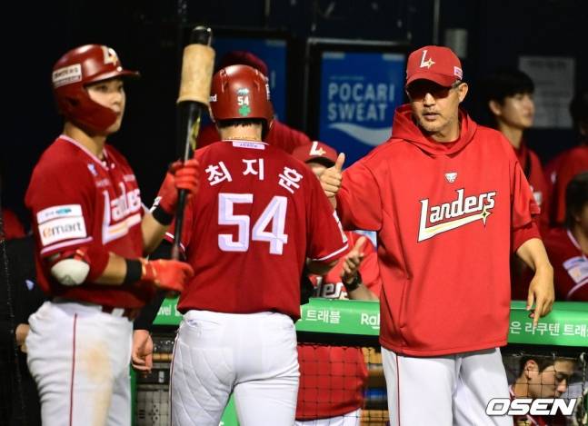 이숭용 감독(오른쪽)이 21일 직접 최지훈(가운데)와 하이파이브를 하고 있다.
