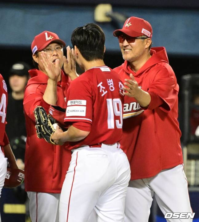 선수들을 격려하는 이숭용 감독(오른쪽).