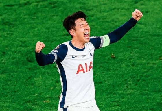 손흥민이 22일(한국시간) 스페인 빌바오의 산 마메스 경기장에서 열린 열린 토트넘 대 맨유의 '2024~2025시즌 유럽축구연맹(UEFA) 유로파리그(UEL)' 결승전에서 우승 후 환하게 웃고 있다. /사진=토트넘 공식 SNS 갈무리