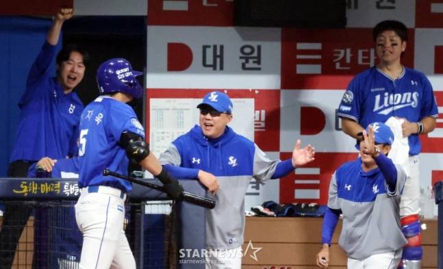 홈런을 친 구자욱(왼쪽에서 2번째)가 더그아웃에서 박진만 감독의 환영을 받고 있다. /사진=강영조 선임기자