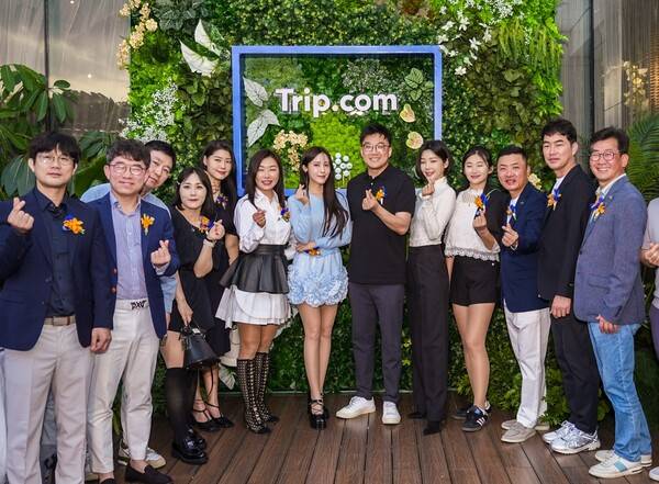 중국 골프 인바운드 관광 출범식에 참석한 연예인과 프로골퍼 등 한국 대표단과 투어링스 장문수 대표(사진 오른쪽에서 세번째)가 트립닷컴그룹 관계자와 기념 촬영을 하고 있다.&nbsp;