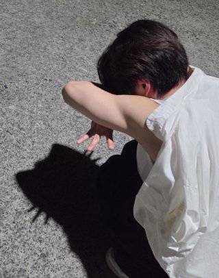 쪼그려 앉아 고양이 그림자를 따라 하는 사진 포즈. 아이돌그룹 엑소 시우민 인스타그램 계정 캡처