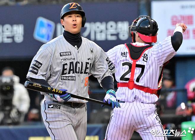 25일 오후 서울 송파구 잠실야구장에서 열린 '2025 신한 SOL Bank KBO리그' 한화 이글스와 LG 트윈스의 경기, 1회초 2사 1루 한화 노시환이 루킹 삼진을 당한 후 놀라고 있다. 엑스포츠뉴스 DB