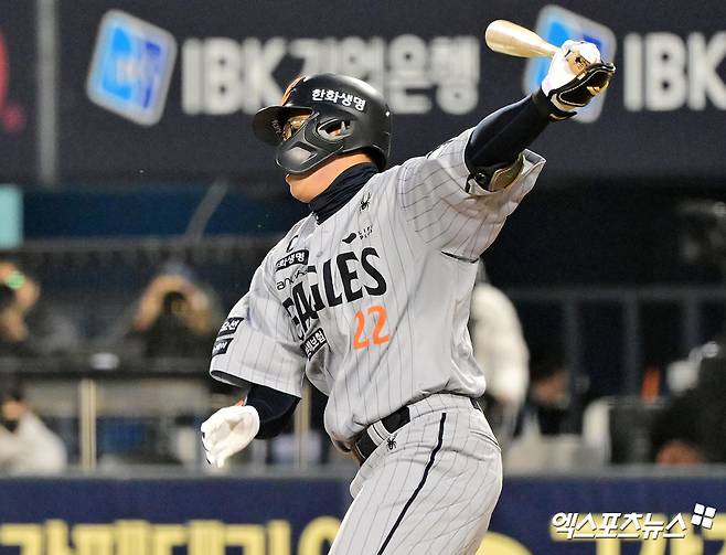 10일 오후 서울 송파구 잠실야구장에서 열린 '2025 신한 SOL Bank KBO리그' 한화 이글스와 두산 베어스의 경기, 4회초 2사 한화 채은성이 2루타를 날리고 있다. 엑스포츠뉴스 DB
