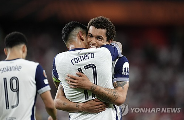 トッテナムは、22日の午前4時からスペインのビルバオにあるエスタジオサンマムズでマンチェスターユナイテッド（イングランド）とUEFAヨーロッパリーグファイナルを演じています。最近負傷から戻ってきた息子・フンミンは、ゲームのベンチを待っています。トッテナムは、ディフェンダールークショーの42分の前半の前半を終えました。この後、息子のフンミンは2015年にトッテナムに加わった後、最初の公式チャンピオンシップに勝ちます。