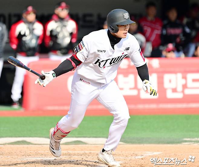 KT 위즈 외야수 장진혁(왼쪽)이 21일 수원 KT위즈파크에서 열린 2025 신한 SOL Bank KBO리그 KIA 타이거즈와의 팀 간 5차전에 9회초 대수비로 투입, 보살 한 개를 기록하면서 팀 2연승에 힘을 보탰다. 사진 김한준 기자