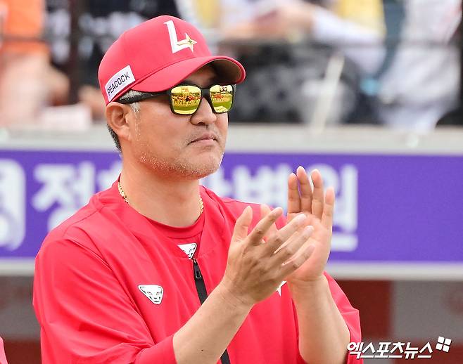 18일 오후 대전 한화생명 볼파크에서 열린 '2025 신한 SOL Bank KBO리그' SSG 랜더스와 한화 이글스의 경기, SSG가 한화에 7:3으로 승리하며 위닝시리즈를 달성했다.  이날 경기에서 승리한 SSG 이숭용 감독이 선수단에게 박수를 보내고 있다. 엑스포츠뉴스 DB