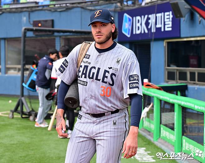 25일 오후 서울 송파구 잠실야구장에서 열리는 '2025 신한 SOL Bank KBO리그' 한화 이글스와 LG 트윈스의 경기, 한화 폰세가 훈련을 위해 그라운드로 나서고 있다. 엑스포츠뉴스 DB