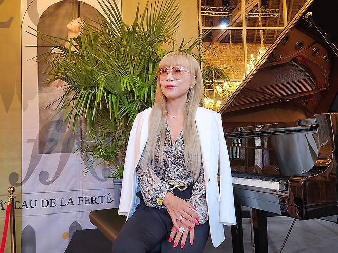 성악가 조수미 (라페르테앵보[프랑스]=연합뉴스) 송진원 특파원 = 12일(현지시간) 프랑스 중부 라페르테앵보성에서 성악가 조수미가 제1회 조수미 국제 성악 콩쿠르 결승전에 앞서 기자들과 만나고 있다. san@yna.co.kr 2024.07.12