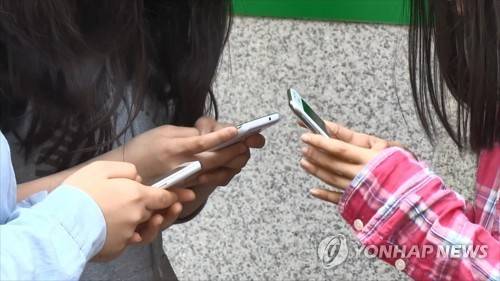 스마트폰을 사용하는 청소년 [연합뉴스TV 제공]