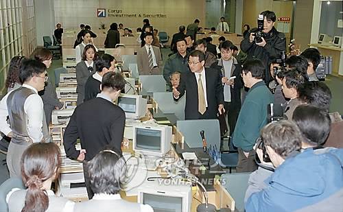 RP10897-어수선한 고려증권 (서울=연합뉴스) 양현택 기자 = 부도처리된 고려증권 여의도 본사에서 영업직원들이 고객들에게 주식이체 등에 대해 설명하고 있다. 1997.12.8 

<저작권자 ⓒ 2009 연 합 뉴 스. 무단전재-재배포 금지.>