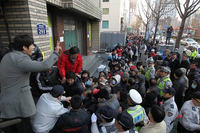 부산저축은행 가지급금 신청 북새통 (부산=연합뉴스) 조정호 기자 = 금융당국으로부터 6개월 영업정지를 당한 저축은행 예금자들에 대한 가지급금 신청이 시작된 2일 부산 동구 초량동 부산저축은행 본점에서는 가지급금을 받으려는 예금자들이 몰려 북새통을 이루고 있다. 일부 예금자들은 1일 저녁부터 은행 앞에서 번호표를 받기 위해 줄을 서기 시작해 밤을 지새기도 했다. 2011.3.2. ccho@yna.co.kr