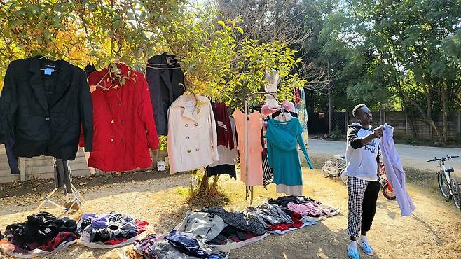 하라레 거리의 의류 상인 하라레 거리의 마베로 상인이 필라(FILA) 운동복을 한국 브랜드로 알고 있다고 자랑스럽게 설명하고 있다. 2024.6.9. 저자 촬영
[이은별 제공. 재판매 및 DB 금지]