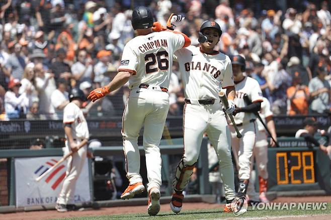 홈런을 치고 돌아온 맷 채프먼(왼쪽)과 기뻐하는 이정후 [EPA=연합뉴스]