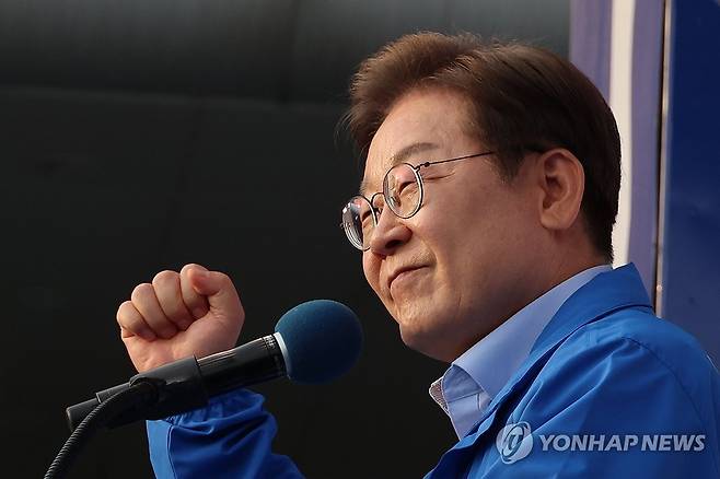 '편안한 안방 유세' (인천=연합뉴스) 김주성 기자 = 더불어민주당 이재명 대선 후보가 21일 자신의 지역구인 인천광역시 계양역 앞 유세에서 시민들에게 지지를 호소하고 있다. 2025.5.21 utzza@yna.co.kr