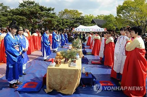 中항저우 시민 12쌍 남원 춘향제서 합동혼례 (남원=연합뉴스) 이윤승 기자 = 26일 사랑의 축제인 남원 춘향제에서 중국 저장(浙江)성 항저우(杭州)시민 12쌍이 뜻깊은 합동 전통혼례를 올렸다. 김재두 씨의 집례와 이환주 남원시장의 주례로 진행된 혼례식은 전통방식인 거래선언-친영례-전안례-교배례-서천지례-서배우례-근배례 순으로 2시간 동안 이어졌다. 2013.4.26. love@yna.co.kr(끝)