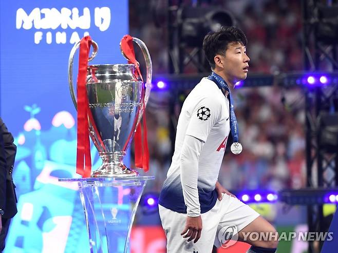 들지 못한 UCL 우승컵  [EPA=연합뉴스]