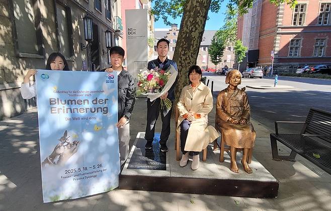 독일 쾰른 소녀상에 꽃배달 [경기도 제공. 재판매 및 DB 금지]