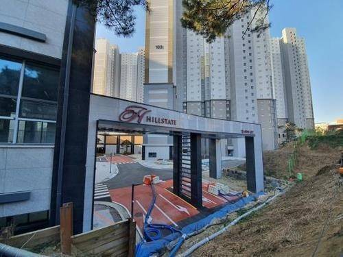 정문에서 진입로 끊긴 삼가동 힐스테이트 민간임대아파트 [연합뉴스. 재판매 및 DB 금지]