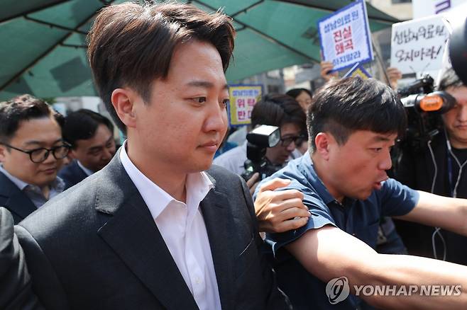 성남의료원 방문한 이준석 대선 후보 (성남=연합뉴스) 류영석 기자 = 개혁신당 이준석 대선 후보가 21일 경기 성남의료원에 도착, 시민단체 회원들의 항의를 받으며 들어서고 있다. 2025.5.21 ondol@yna.co.kr