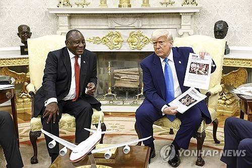 정상회담에서 남아공 '백인탄압' 의혹 지적하는 트럼프 대통령(우) [EPA=연합뉴스. 재판매 및 DB 금지]