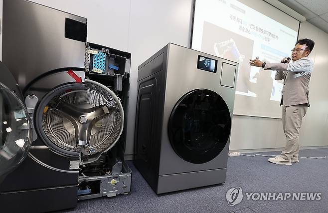 삼성전자 올인원 세탁건조기 신제품은 (서울=연합뉴스) 서명곤 기자 = 성종훈 삼성전자 DA사업부 의류케어개발그룹장(상무)이 22일 서울 중구 태평로빌딩 기자실에서 열린 미디어브리핑에서 올인원 세탁건조기 '비스포크 AI 콤보' 신제품을 소개하고 있다.  이번에 선보인 신제품은 제품 외관 크기는 그대로 유지하면서 건조 용량은 종전보다 3kg 늘려 국내 최대 수준인 18㎏ 건조 용량을 갖췄다. 세탁부터 건조까지 걸리는 시간(쾌속코스 기준)은 종전 99분에서 79분으로 20분 단축했다.  2025.5.22 seephoto@yna.co.kr