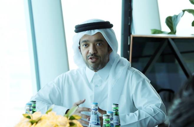 알카르지 카타르관광청 회장 (도하=연합뉴스) 김동호 특파원 = 21일(현지시간) 사아드 빈 알리 알카르지 카타르관광청 회장이 카타르경제포럼(QEF)을 취재하는 언론인들과 인터뷰 중이다. 2025.5.22 photo@yna.co.kr