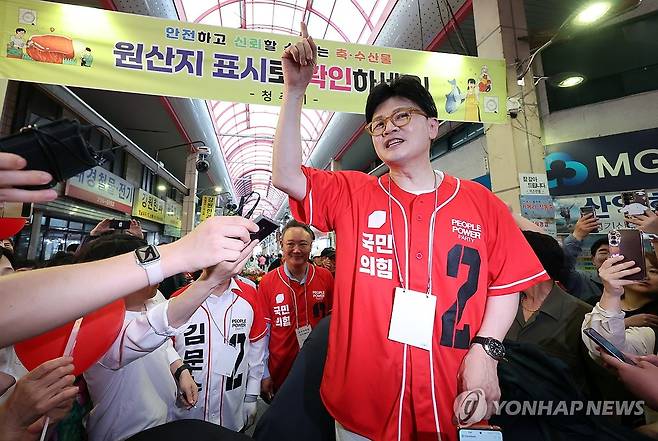 한동훈 전 대표 청주 육거리시장서 지원 유세 (청주=연합뉴스) 천경환 기자 = 한동훈 전 국민의힘 대표가 22일 청주 육거리시장을 찾아 김문수 대선 후보의 지원 유세를 하고 있다. 2025.5.22 kw@yna.co.kr