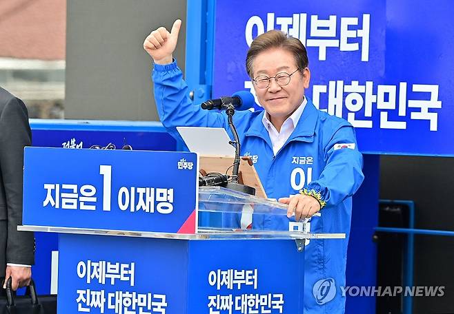 이재명 후보 제주 유세 (제주=연합뉴스) 더불어민주당 이재명 대선 후보가 22일 오전 제주시 동문로터리에서 유세를 하고 있다. 2025.5.22 [제주도사진기자회] jihopark@yna.co.kr